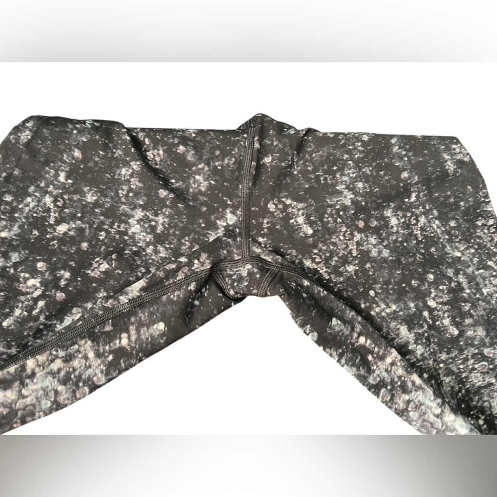 Lululemon Athletica Black and White Speckled Ombré Leggings, size 10 - Picture 11 of 14